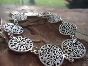 pulsera plata con mandalas engarzados